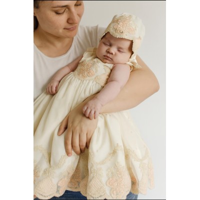 الفستان مخصص للتقديم (مثل تقديم المولود أو المناسبات المميزة)، ماركه ليلوس صناعه اسبانيه لتفاصيل اكثر واتس اب 